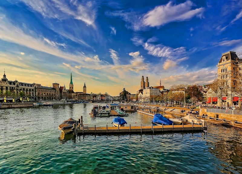 Zürich – Limmatquai mit Grossmünster und Fraukirche